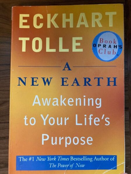Image of the book A New Earth by Eckhart Tolle, one of the most important spiritual books and spiritual teachers of our time. 